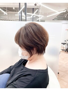 モルニ(MORNI) ショートヘア_マロンベージュ Aラインボブ かきあげ