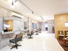 ファミリア 平野(familia)の雰囲気（men'ssalonならではの居心地の良く広い店内。）