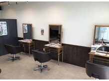 アンドコーカラーデザイン(&Co color design)の雰囲気（心地よい座り心地の椅子なので施術中もゆったりできます◎）