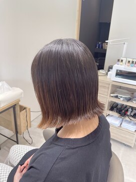 ビィープラス(B+PLUS) 前下がりぱっつん外はね仕上げ