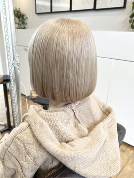 ルッツ(Lutz. hair design) ホワイトベージュ【千代田彩夏】