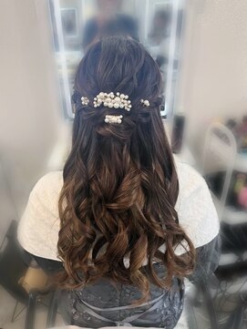 アトリエビューティーアミュ(atelier beauty AmU) 結婚式 二次会 お呼ばれ 編み込みハーフアップ×パールアクセ
