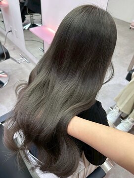 ダズリングディア(Dazzling Deer) グレージュ／ロング／暗めカラー／巻き髪スタイル／レイヤー