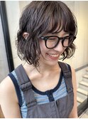 カジュアルな服にも合いやすいボブパーマにグレーカラー