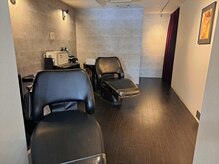 アプラウド(APROUD)の雰囲気（シャンプー台は照明が落とされた特別な空間で癒し効果もたっぷり）