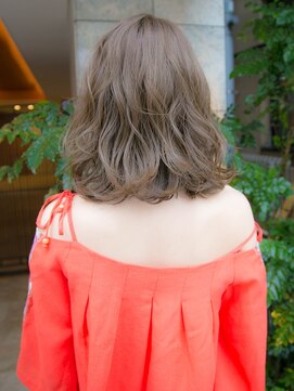 ルティア(Lutia) 切りっぱなしボブ グレージュ ☆