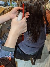 予防という概念でカラー、パーマ前に薬剤を塗布してい行きます。