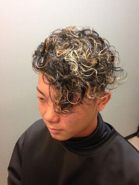 リレーションメンズヘアー(RELATION MEN'S HAIR) ＜メンズ＞スパイラルパーマ×金髪メッシュ／カルマパーマ
