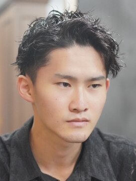 ノーエン(noen) センターパートスパイラルパーマツーブロック刈り上げメンズヘア