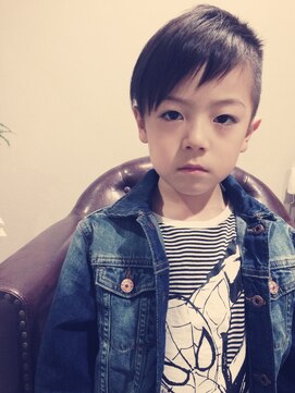 ヘアーデザイン シュシュ(hair design Chou Chou by Yone) ★Chouchou★ キッズカット定番人気　アシンメトリー2　♪