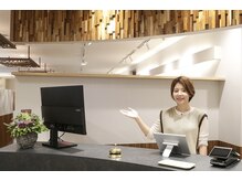 それでは、お部屋へご案内いたします。こちらへどうぞ。（登戸）