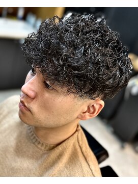 フランクスバーバーリザーブ 人形町店(FRANK’S BARBER RESERVE) スペインカールミッドフェードバーバースタイルS