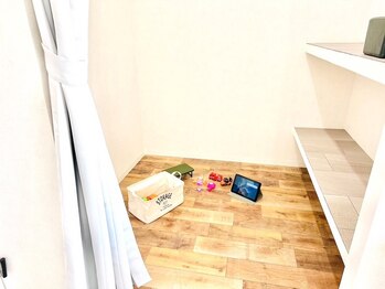 グランツ(Glanz)の写真/【お子様同伴OK！】キッズスペースあり◎セット面も２席のためお子様連れでもゆったり広々施術できます☆