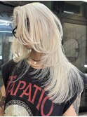 春のトレンド外国人風抜きっぱなしブロンドとパンクレイヤー