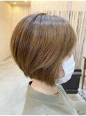 少し明るめカラーのショートボブスタイル。