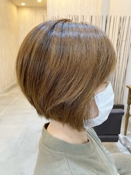 シュシュクルール(Chou Chou Couleur) 少し明るめカラーのショートボブスタイル。