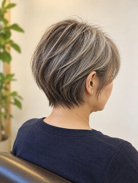 aptas 青山/表参道 白髪染め/白髪ぼかしハイライト/ボリュームアップエクステ 表参道/青山/グレイがなじむ耳かけショート