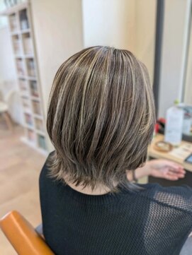 ソル 千葉(Sol) 【白髪ぼかしハイライト×大人可愛い外ハネボブ】