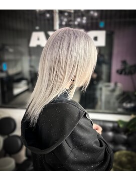 ディーカヘアーセンダイ(Di KA HAIR sendai) ホワイト×シルバー
