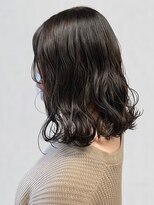 ポルト(porto produced by teatro hair salon)&nbsp;暗髪カラー ダークグレージュ アッシュ 巻き髪 ミディアム