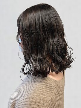 ポルト(porto produced by teatro hair salon) 暗髪カラー ダークグレージュ アッシュ 巻き髪 ミディアム