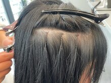 触ってもゴワつきにくい！極細ループで装着するのでアップスタイルやポニーテールもできる！