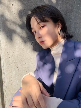 ローウェ 表参道(Louwe) 無造作ミディアム外ハネダークアッシュ[表参道/表参道駅]