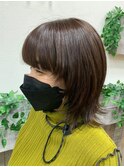 マットブラウンのウルフ外はねヘア