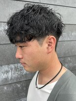 ヒュイル バイ ニアウ(Hwyl by Niau) メンズマッシュパーマ波巻スパイラルパーマニュアンスパーマ眉毛