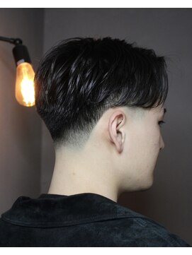 ユーゼンバーバーエアーストリームベース(YUZEN BARBER AIR STREAM BASE) センターパート+フェード