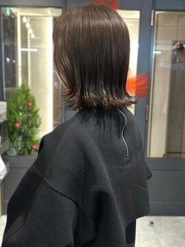 アトリエ(atelier.) アッシュカラー　外ハネミディ　くびれヘア　韓国ヘア　透明感