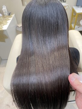 シュヴーブリヤン(cheveux brillants) 美髪縮毛矯正で叶えるやわらかいツヤのストレートロング