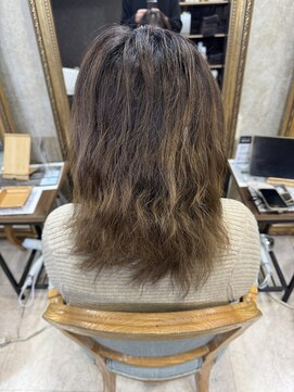 アンフィユヌキャトル(AnFye une Qatll) ブリーチ複数回の方を高難易度縮毛矯正で艶髪に変身♪