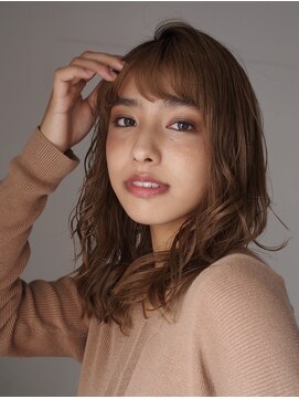 エラ(ELLA) 明るめ暖色カラーで引き出す健康的な美しさ