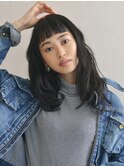 眉上バングの黒髪ウェットヘア