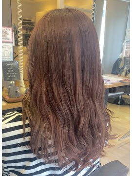 肌が明るく見える暖色ピンク×ミディアムヘア