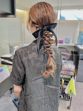 ケンジ 横浜(KENJE) 編みおろし/ゆるふわヘア/ベロアリボン/結婚式/お呼ばれヘア