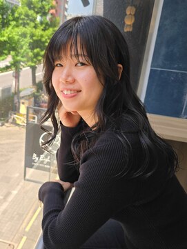 バイエイト(X８) 【黒髪でも立体的に柔らかく】小顔カット×コテ巻きパーマ　小川