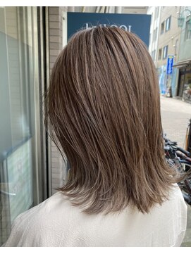 ロミバイリー(Romi by Lyee) くすみベージュ 外ハネボブ