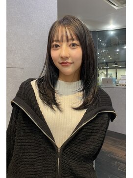 透けバング×ミディアムレイヤーグレージュ