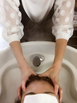 美容室 クウ(Kuu)の写真/自慢のヘッドスパで極上の癒しタイムを☆丁寧なマッサージで血行促進効果◎頭皮から健康な美髪へ―