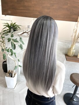 クラン(cLan.) 【シャドールーツホワイトシルバー×ロング】by タナカ