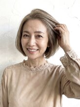 ボタン(botan) MIKIが提案する「白髪が、似合うって思えるグレーカラー」