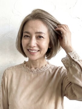 ボタン(botan) MIKIが提案する「白髪が、似合うって思えるグレーカラー」