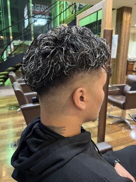 パームツリーリゾート(Parm tree resort) スキンフェード+パーマ+メッシュ