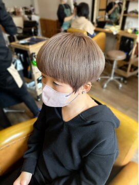 トルチェ(toRtue) 耳だしマッシュショート　ミルクティーアッシュ