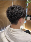 レンド感と扱いやすさを両立したメンズパーマ