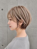 アル あびこ(aru.) 大人可愛い丸みショートボブ×白髪ぼかしハイライト
