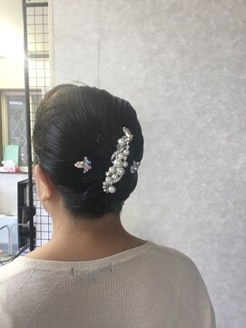 美容室 髪ふうせん 崩れにくい夜会巻き