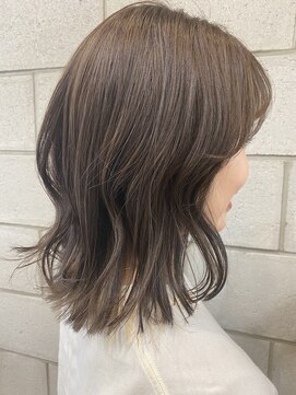 ヴィックス クリスタル(VIC’S crystal) ハイライトカタログ》糸のようなハイライトで赤み消し。/チヒロ